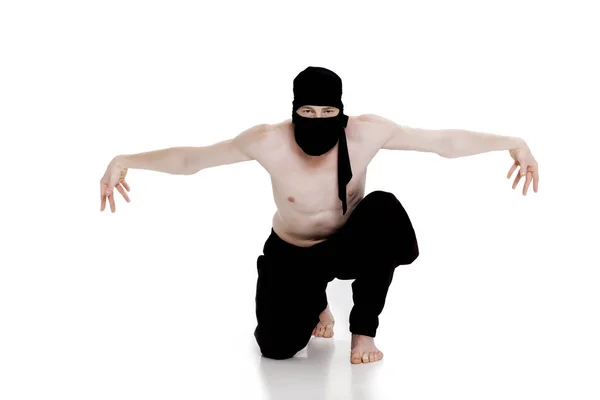 Ninja sobre fondo blanco. Combatiente masculino en ropa negra —  Fotos de Stock