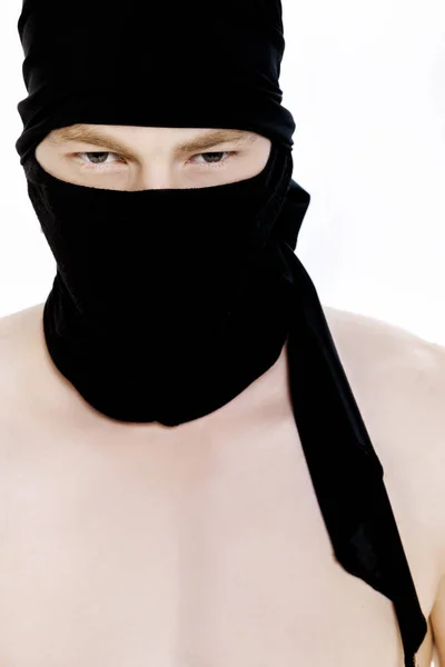 Retrato del hombre ninja en una máscara negra sobre fondo blanco — Foto de Stock
