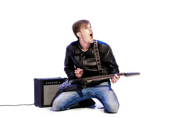 표현 잘생긴 바위 음악가 전기 기타 연주와 노래. 록 스타 — 스톡 사진
