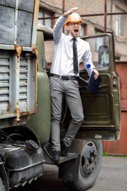 İnşaat mühendisi Oluşturucusu'nda bir kask yönlendirir