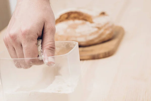 Mâna brutarului ia făină pentru pâine. lumina moale — Fotografie, imagine de stoc