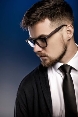 Yakışıklı genç adam arka plan mavi gözlük ve beyaz forması ile portresi