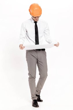 Turuncu kask yerleşim planı beyaz zemin üzerine eğitim genç inşaat mühendisi