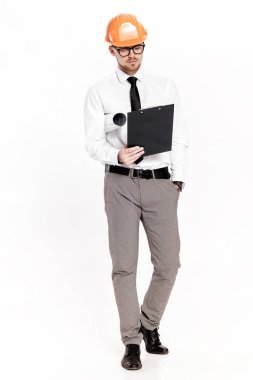 Beyaz arka plan üzerinde klasör ile turuncu kask içinde genç inşaat mühendisi