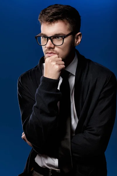 Ritratto di bel giovanotto con occhiali e camicia bianca su sfondo blu — Foto Stock