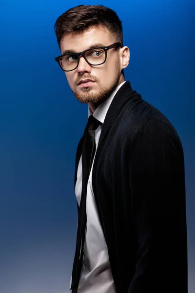 Retrato de joven guapo con gafas y camisa blanca sobre fondo azul —  Fotos de Stock