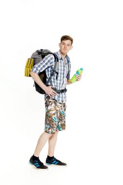 Sırt çantası İçmesuyu beyaz arka plan üzerinde ile genç turizm