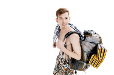 Beyaz arka plan üzerinde sırt çantası ile genç hiker portresi