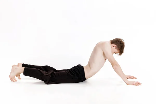 Jeune homme faisant des exercices de yoga. Studio tourné sur fond blanc — Photo