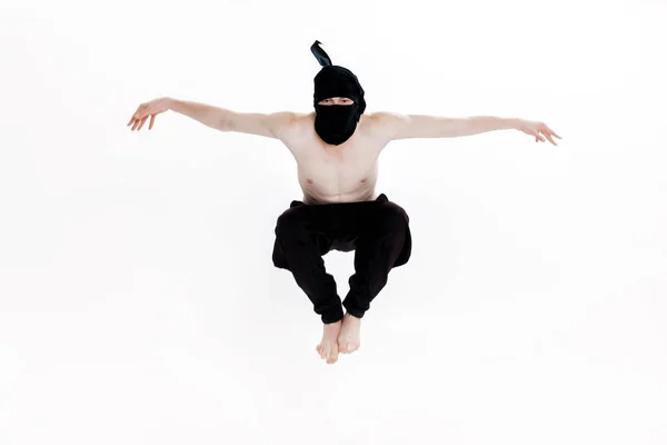 Ninja em fundo branco. Lutador masculino em roupas pretas — Fotografia de Stock