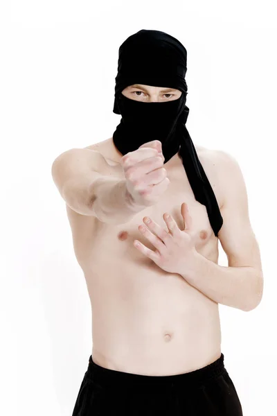 Ninja su sfondo bianco. Combattente maschio in abiti neri — Foto Stock