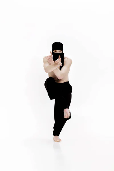 Ninja sobre fondo blanco. Combatiente masculino en ropa negra — Foto de Stock