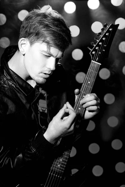 매력적인 젊은 록 음악가 재생 전기 기타와 노래의 흑인과 백인 사진. — 스톡 사진