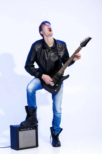 Ekspresyjny przystojny rockowy muzyk gra gitara i śpiew. Gwiazda rocka — Zdjęcie stockowe