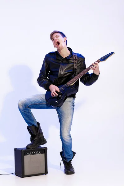 Expressivo músico de rock bonito tocando guitarra elétrica e canto. Estrela rock — Fotografia de Stock