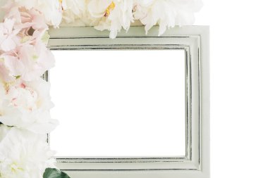 Şakayık çiçekleri ile süslenmiş pastel ahşap çerçeve, yazı için yer. maket yap