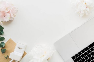 Arka plan beyaz hediye kutusunda çiçek ve telefon alyans. Üstten Görünüm