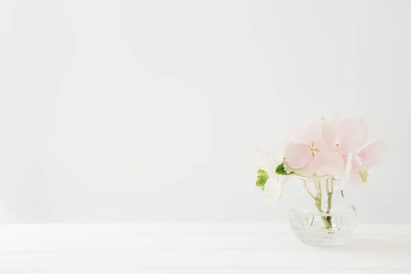 Blumenstrauß aus rosa Hortensien in der Vase auf weißem Tisch. Leerraum für Text — Stockfoto