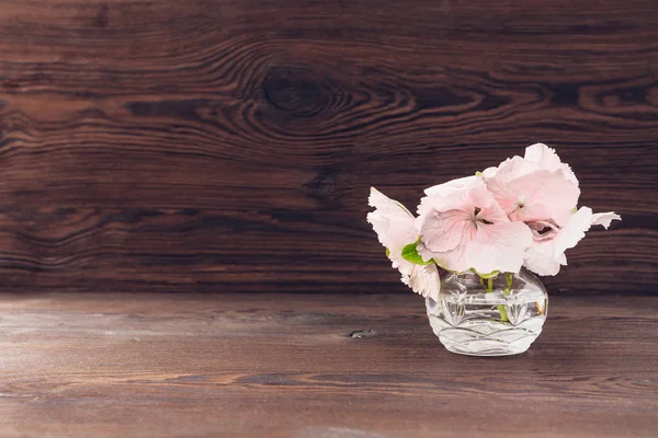 Blumenstrauß aus rosa Hortensienblüten in der Vase auf Holzgrund. Leerraum für Text — Stockfoto