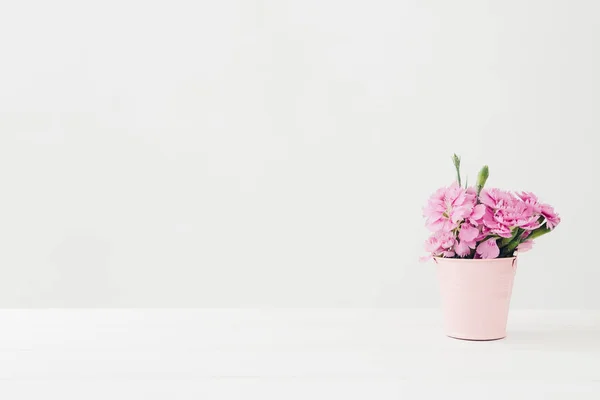 पांढर्या टेबलवर वासमध्ये गुलाबी कार्निवल फुलांचा पुष्पगुच्छ. मजकूर रिक्त जागा — स्टॉक फोटो, इमेज