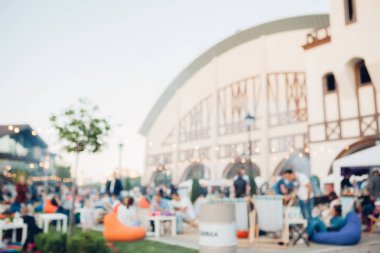 insanlar piknik aileniz ya da arkadaşlarınızla ortak Park bulanıklık. Bulanık piknik arka plan