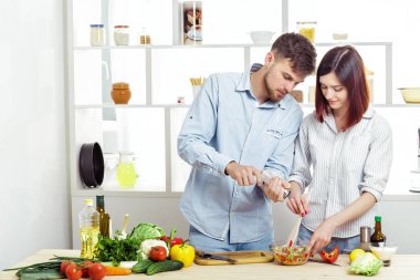 Seven mutlu çift mutfakta taze sebzelerin sağlıklı salata hazırlık