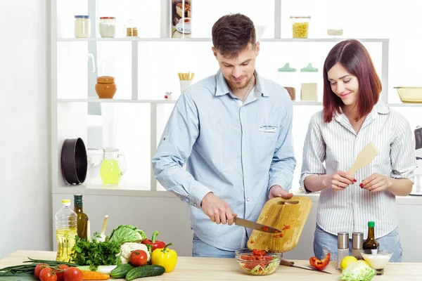 Miłość szczęśliwa para przygotowuje zdrowe Sałatka ze świeżych warzyw w kuchni — Zdjęcie stockowe