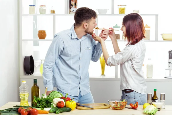 Seven mutlu çift mutfakta taze sebzelerin sağlıklı salata hazırlık