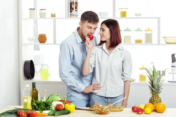 爱在厨房里对幸福的夫妇吃苹果 — 图库照片