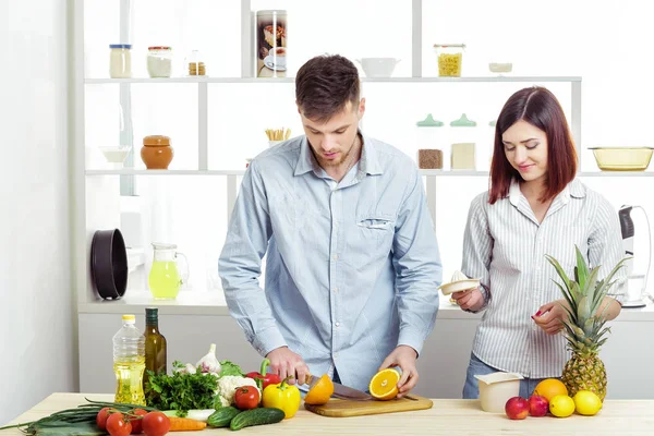 aşk--dan taze portakal sağlıklı meyve suları yapım mutfak mutlu c ouple