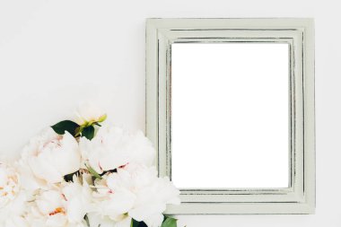 Şakayık çiçekleri ile süslenmiş pastel ahşap çerçeve, yazı için yer. maket yap