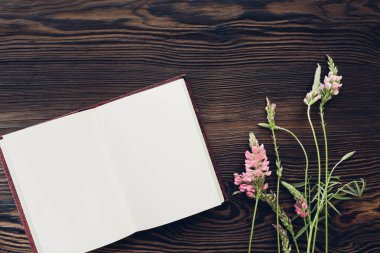 düz yatıyordu beyaz çiçekler ve ahşap zemin, üstten görünüm üzerine günlüğü. yukarı alay