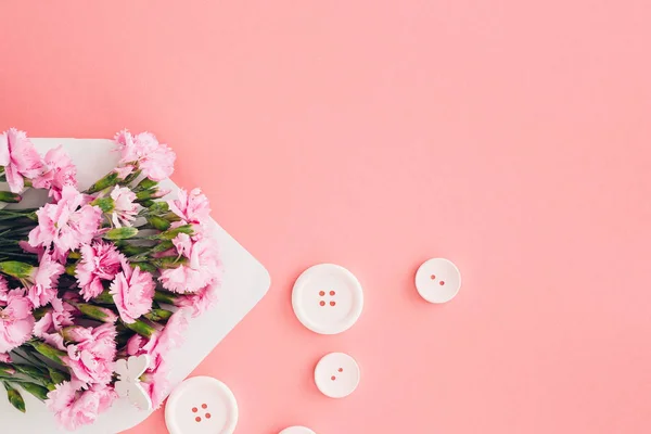 Weißer Umschlag mit rosa schönen Blumen auf rosa Hintergrund. Post für Sie — Stockfoto