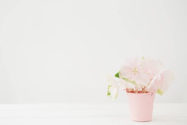 buket pembe ortanca çiçek Vazoda beyaz masada. Metin için boş yer