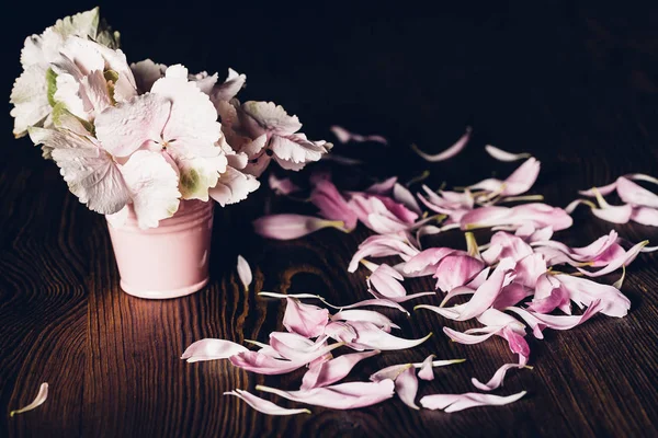 Blumenstrauß aus rosa Hortensienblüten in der Vase auf Holzgrund. Leerraum für Text — Stockfoto