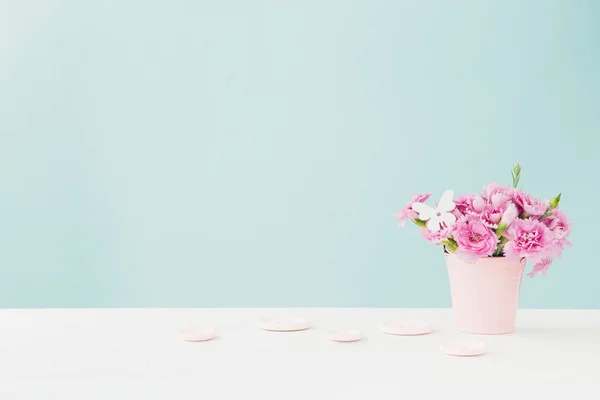 Strauß rosa Nelkenblüten in der Vase auf rosa Hintergrund. Leerraum für Text — Stockfoto