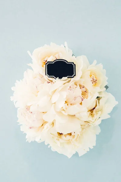 Bouquet of white peonies on blue background — Stock Photo, Image