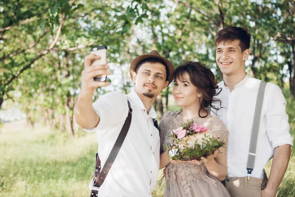 Düğün fotoğrafçısı, gelin ve damat selfie doğada olun — Stok fotoğraf
