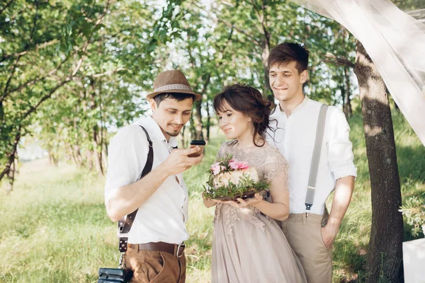 Düğün fotoğrafçısı, gelin ve damat selfie doğada olun — Stok fotoğraf