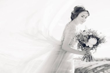 Güzel Sanatlar düğün fotoğraf. Güzel gelin buketi ve doğada tren ile elbise