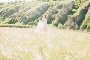 Güzel Sanatlar düğün fotoğraf. Güzel gelin buketi ve doğada tren ile elbise