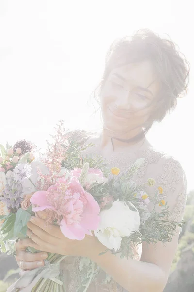 自然の香りと美しい花嫁の肖像画。ファインアートの写真撮影. — ストック写真
