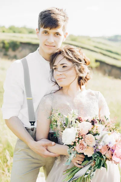 Pareja de boda en la naturaleza. novia y novio abrazándose en la boda . —  Fotos de Stock