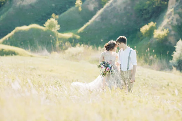 Bruidspaar op aard. bruid en bruidegom knuffelen op bruiloft. — Stockfoto