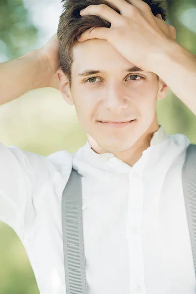 Retrato de un joven novio guapo al aire libre. fotografía de arte — Foto de Stock