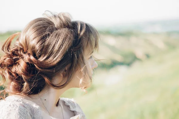 Retrato de novia hermosa en la naturaleza. fotografía de arte . — Foto de Stock