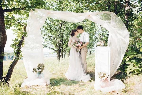 Casal de casamento na natureza. noiva e noivo abraçando no casamento . — Fotografia de Stock