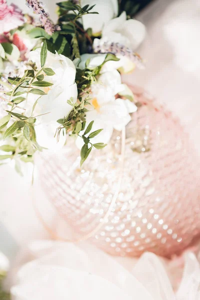 晴れた日に花の花束とガラス花瓶 — ストック写真