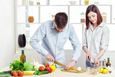 Seven mutlu çift mutfakta taze sebzelerin sağlıklı salata hazırlık