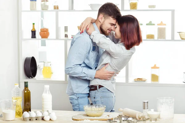 幸福的夫妇在烹饪面团和亲吻在厨房里的爱 — 图库照片